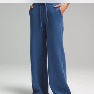 Dark blue lululemon scuba sweats
Size 4
NWOT